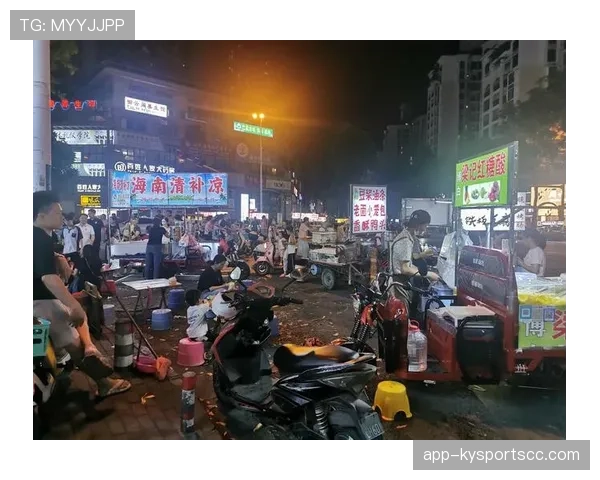 柳雅慧背着那只能把我家装修两次的包，站在夜市摊前像个路人，画风好奇怪